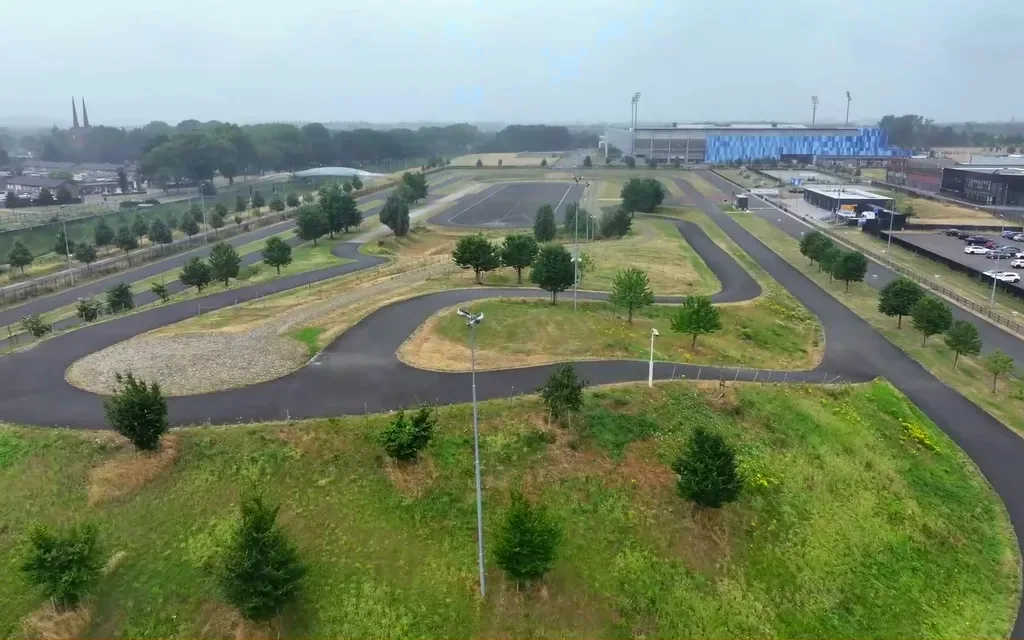 Slingerende parcourslussen door het groen, vanuit de lucht