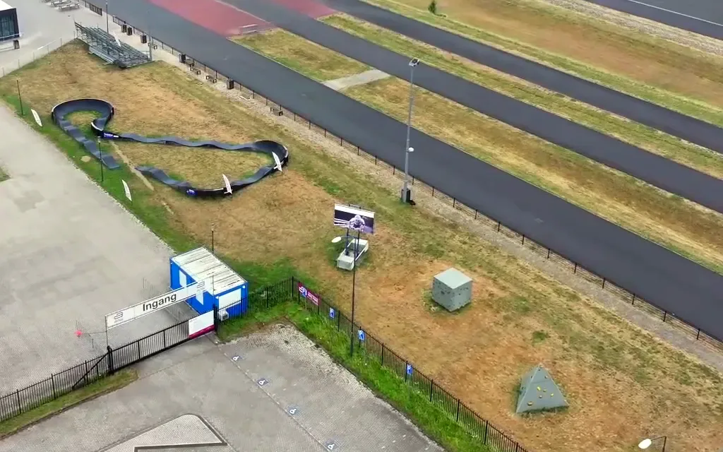 De pump track bij de ingang van het park
